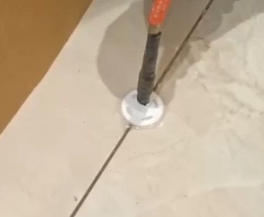 松江瓷砖空鼓维修公司专业解答瓷砖在铺贴过程中，如果没有涂抹均匀到位的粘结材料（如水泥砂浆或瓷砖胶），可能会导致以下问题
